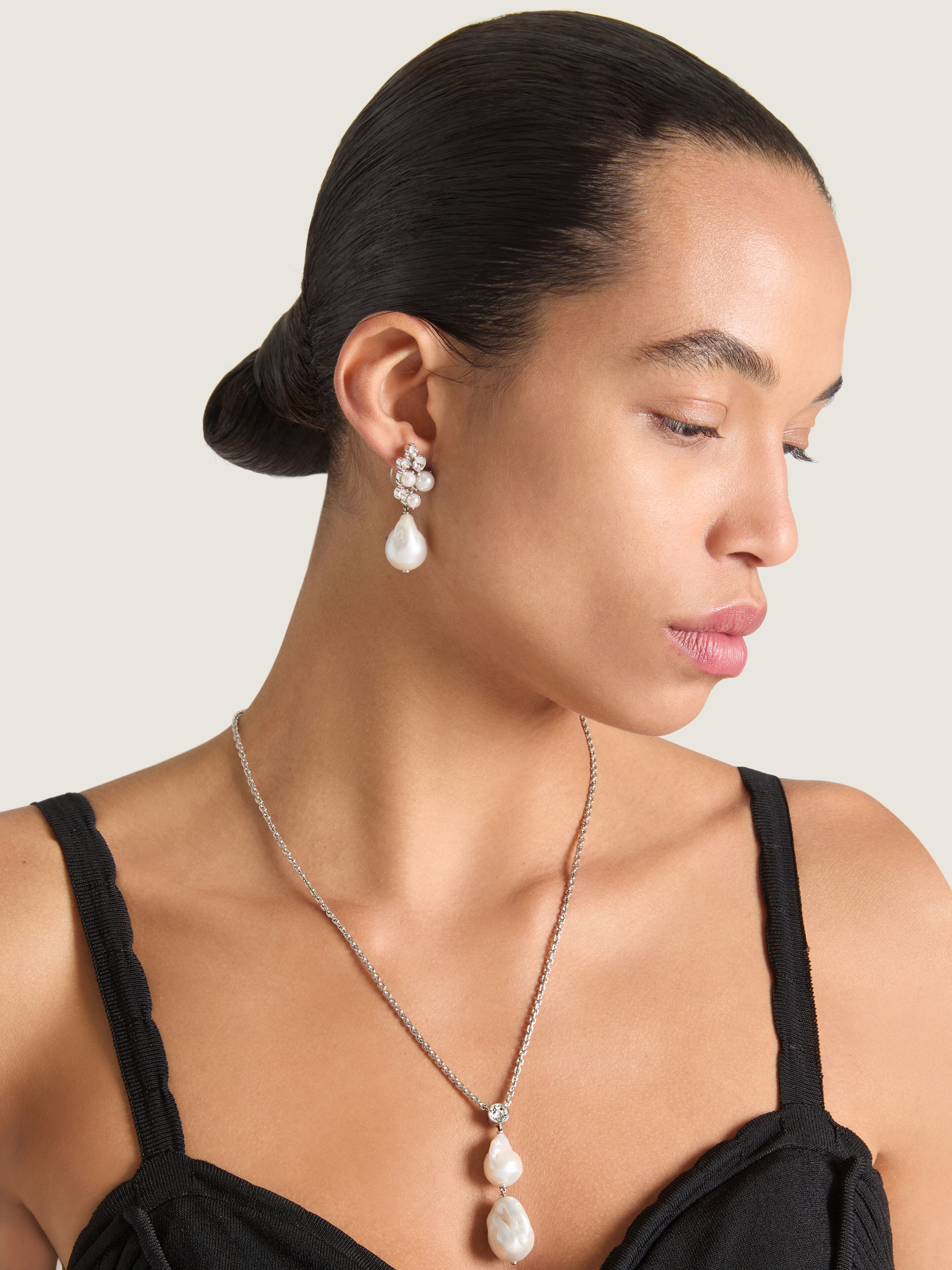Crystal Pearl asymmetric earrings in metal, crystals and pearls